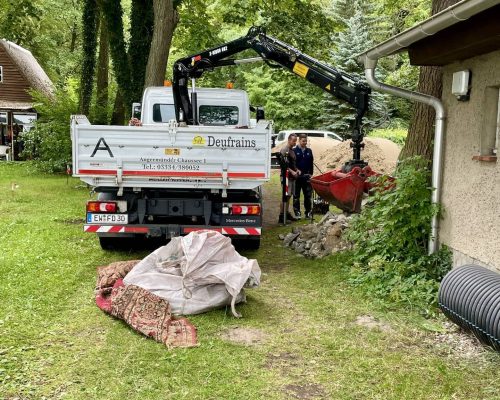 Vor einem Haus parkt ein Lkw von Deufrains, der für die Pflege von Grünanlagen bereitsteht.